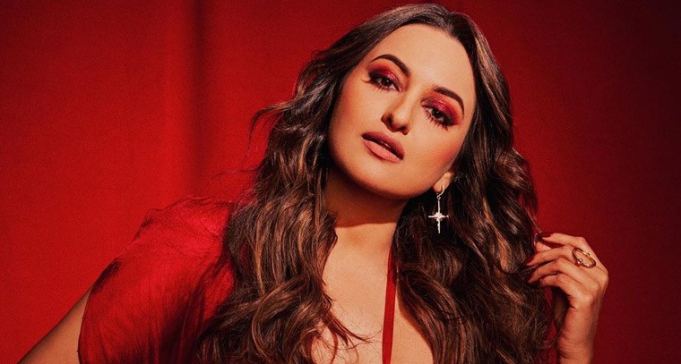 రెడ్ డ్రెస్ లో సోనాక్షి సిన్హా ఫోజులు 