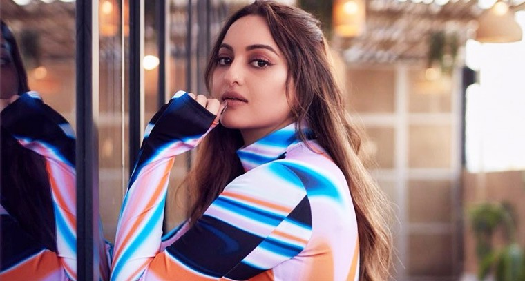  స్కిన్ టైట్ డ్రెస్ లో  సోనాక్షి సిన్హా !