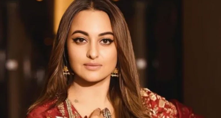 ఇండియాలో బికినీ వేసుకోను: హీరోయిన్ సోనాక్షి