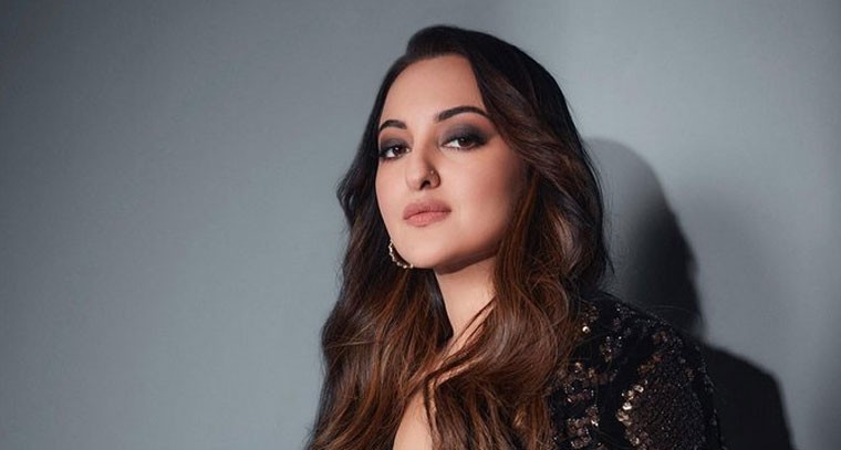 బ్లాక్ కలర్ షార్ట్ డ్రెస్ లో సోనాక్షి సిన్హా 