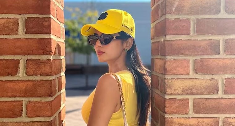 క్లాస్ లుక్‌లో సోనాల్ చౌహాన్ !