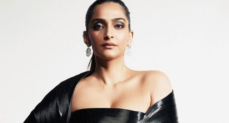 బ్లాక్ కలర్ డ్రెస్‌లో  సోనమ్ కపూర్ 