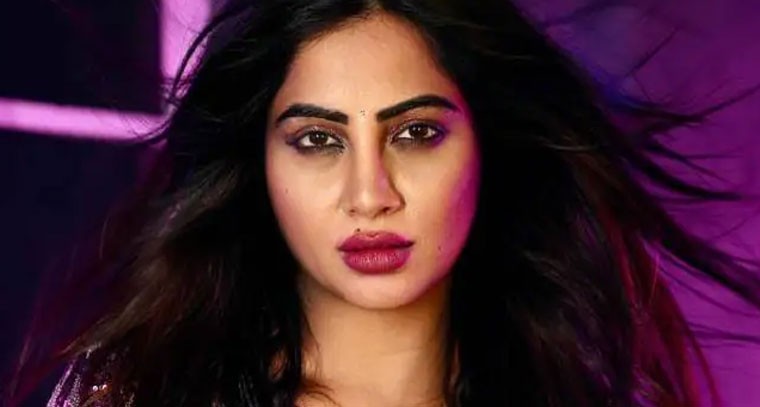 పింక్ డ్రెస్ లో సృష్టి రోడ్ పిక్స్ 