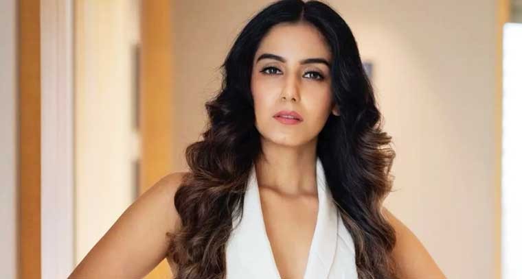 స్విమ్‌సూట్ నటి సృష్టి రోడ్