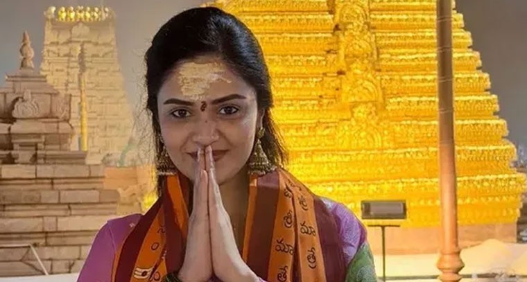 శ్రీశైలం మల్లికార్జున స్వామిని దర్శించుకున్న యాంకర్ శ్రీముఖి