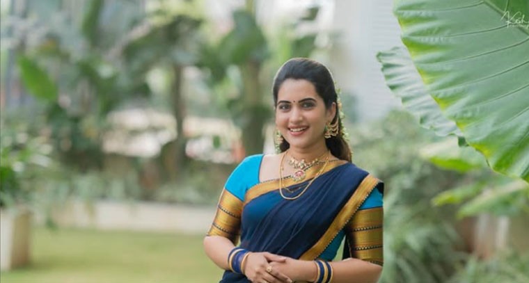 అదిరేటి ఫోజులతో ఆకట్టుకుంటున్న స్రవంతి చొక్కారపు