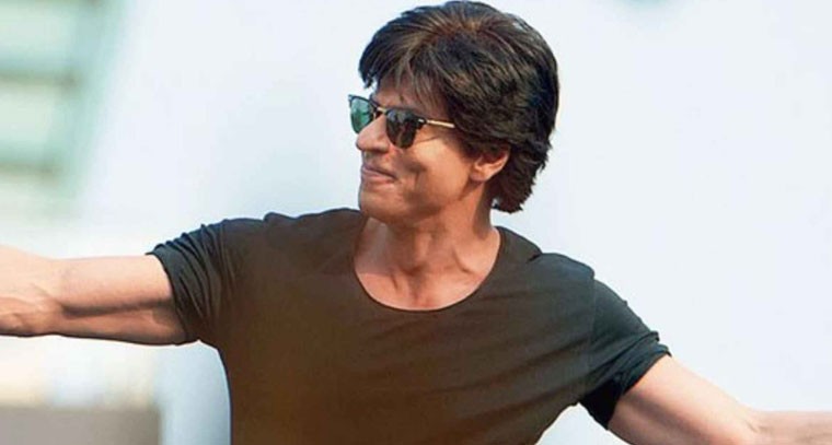 షారుక్ ను చూసేందుకు భారీ సంఖ్యలో వచ్చిన  ఫ్యాన్స్