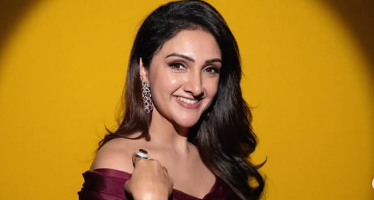 క్రేజీ లుక్స్ తో కవ్విస్తున్న శ్రీదేవి ... ఫొటోస్ 