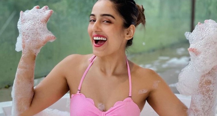బాత్‌టబ్‌లో శ్రీష్టి రోడీ పోజులు