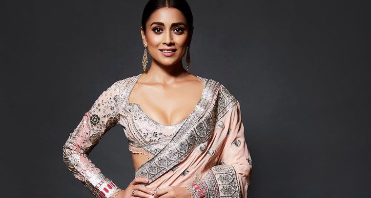 సెగలు రేపే అందాలతో మంటలు పుట్టిస్తున్న శ్రియా సరన్ 