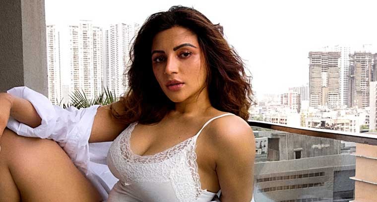 తెలుపు రంగు మోనోకిలో షామా సికిందర్
