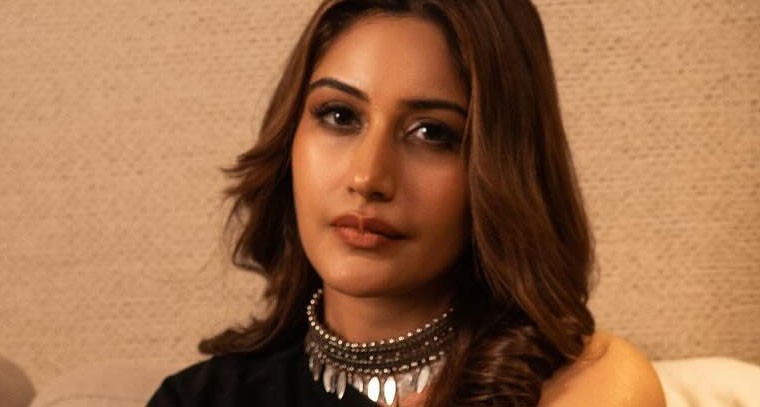 గ్లామరస్ లుక్‌లో సురభి చందనా