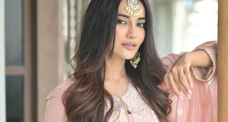 సింపుల్ డ్రెస్ లో సురభి జ్యోతి 