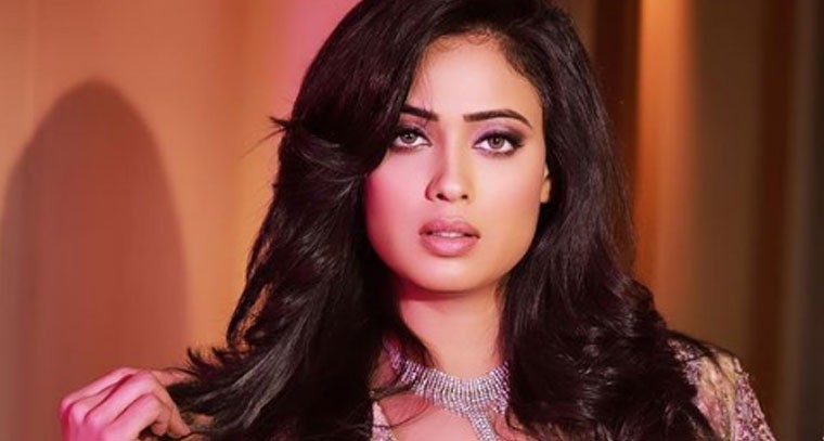 పొట్టి డ్రెస్సులో శ్వేతా తివారీ అందాల అరాచకం

