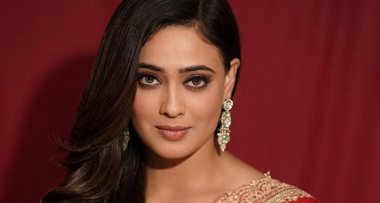  ఎరుపు రంగు చీరలో శ్వేతా తివారీ ... ఫొటోస్ 
