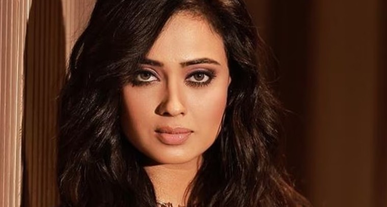 నేవీ బ్లూ స్లీవ్‌లెస్  బాడీకాన్ డ్రెస్ లో శ్వేతా తివారీ