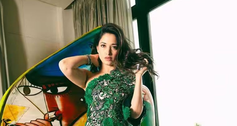 అదిరిపోయే అవుట్ ఫిట్లతో  అట్రాక్ట్ చేస్తున్న తమన్నా భాటియా