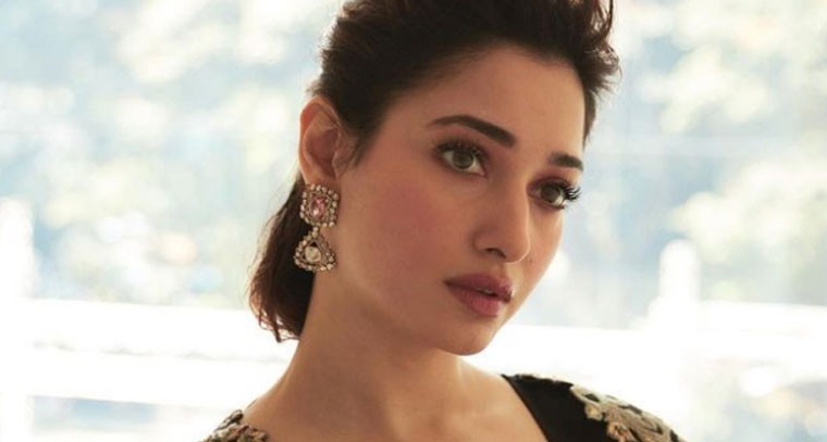 గోల్డెన్ థ్రెడ్​వర్క్​తో  డ్రెస్​లో తమన్నా భాటియా