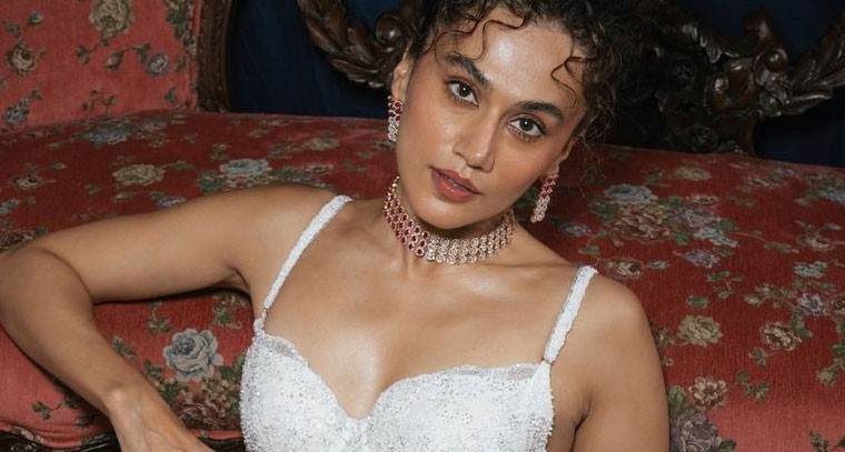 ఎల్లే మ్యాగజైన్ పై తాప్సి ఫోజులు