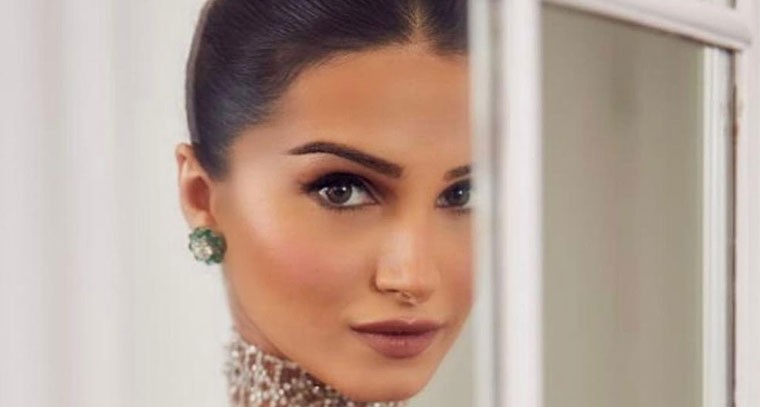 బ్లాక్ డ్రెస్‌లో తారా సుతారియా