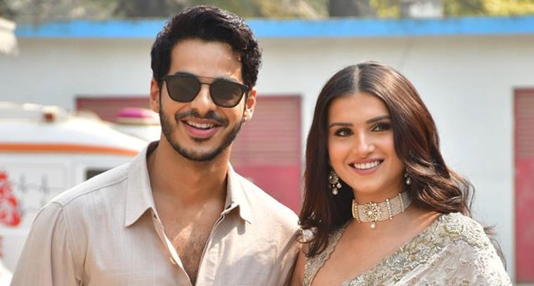 లేత గోధుమరంగు  చీరలో తారా సుతారియా