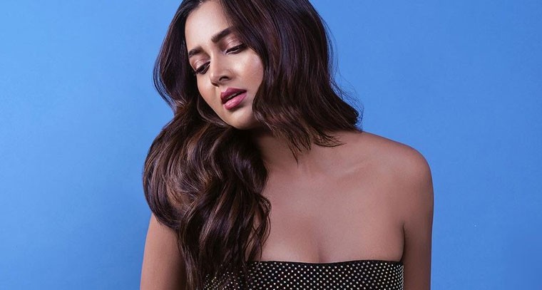 బాడీకాన్ డ్రెస్‌లో  తేజస్వి ప్రకాష్‌