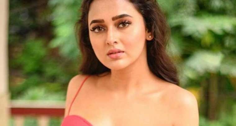 రోజుకో స్టెల్ తో అదరగొడుతున్న తేజస్వి ప్రకాష్