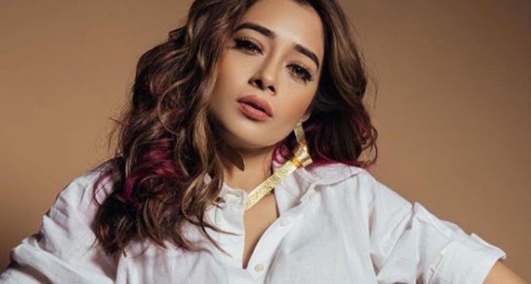 షార్ట్ డ్రెస్ లో  టీనా దత్తా !