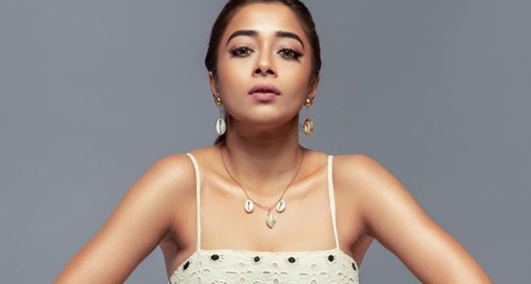  వైట్ షార్ట్ డ్రెస్‌లో టీనా దత్తా 