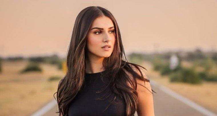 బ్లాక్ డ్రెస్ లో  తారా సుతారియా 