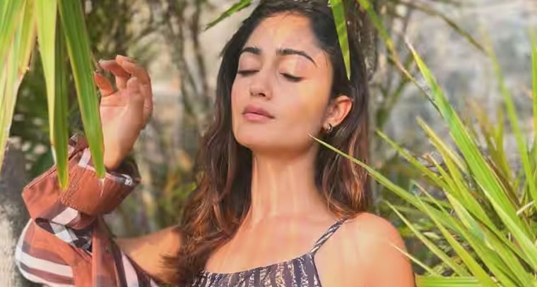 త్రిధా చౌదరి  గ్లామర్ షో !