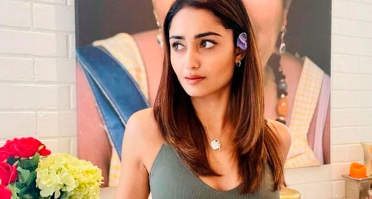త్రిధా చౌదరి గ్లామర్ లుక్స్