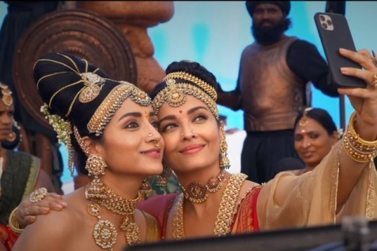 వైరలవుతున్న ఐశ్వర్య రాయ్, త్రిషల గ్లామరస్ సెల్ఫీ
