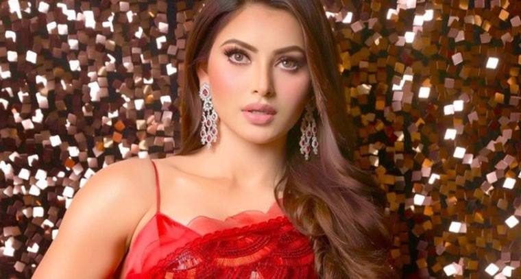 ఎర్ర చీరలో ఊర్వశి రౌతేలా హొయలు