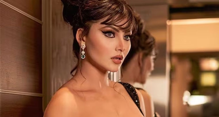 బ్లాక్ ఆఫ్ షోల్డర్ బాడీకాన్ గౌను లో  ఊర్వశి రౌతేలా 