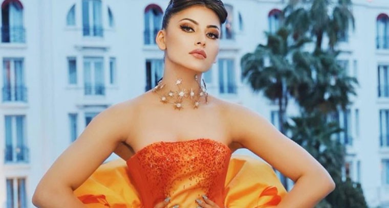 ఆఫ్-షోల్డర్ గోల్డెన్ గౌను లో ఊర్వశి రౌతేలా