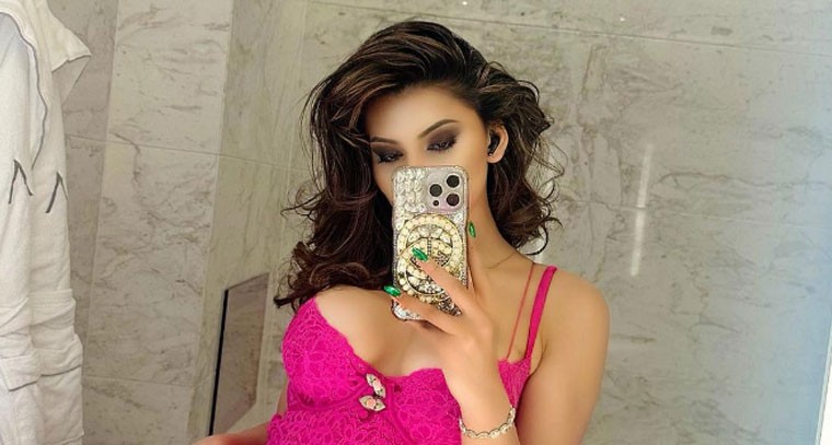 పింక్ కలర్ బాడీ ఫిట్ డ్రెస్ లో ఊర్వశి రౌతేలా