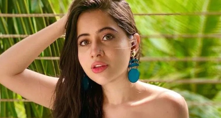 బికినీ లో ఉర్ఫీ జావేద్