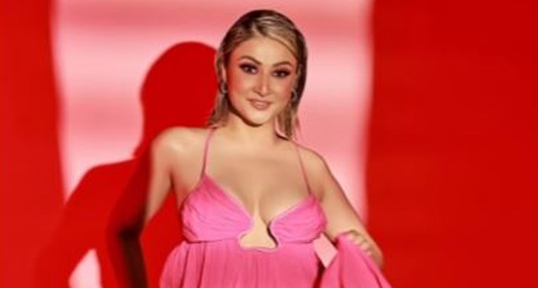  గ్లామరస్ లుక్ లో ఊర్వశి ధోలాకియా 