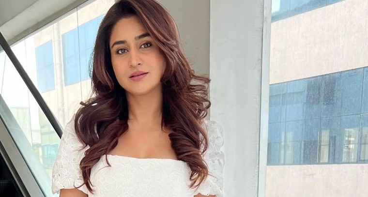  వైట్ టాప్‌లో యాంకర్ వర్షిణి హాట్ పోజులు