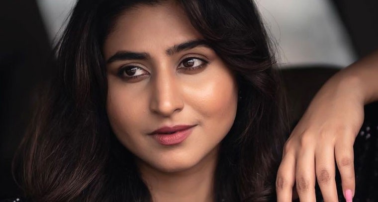 ఫ్రాక్ లో  వర్షిణి సుందరరాజన్  ఫోటో షూట్ !