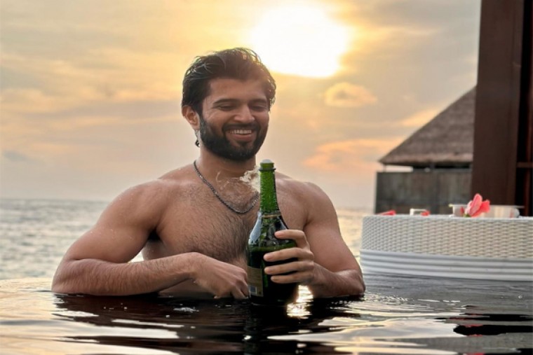 ఫోటో తీసింది రష్మికేనా?.. రౌడీహీరోని ప్రశ్నిస్తున్న నెటిజన్లు 