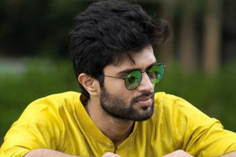 రౌడీ హీరో కోసం వెయిట్ చేస్తున్న రెండు బాలీవుడ్ నిర్మాణసంస్థలు ..!!