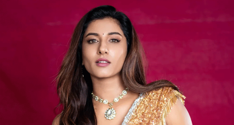 అందాలతో మత్తెక్కిస్తున్న విష్ణు ప్రియా