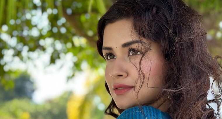 బ్లూ డ్రెస్ ల్లో అవ్నీత్ కౌర్ పిక్స్ 