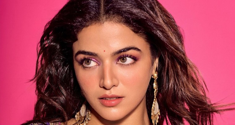 నడుము అందాలతో కుర్రకారుకు మత్తెక్కిస్తున్న వామిక