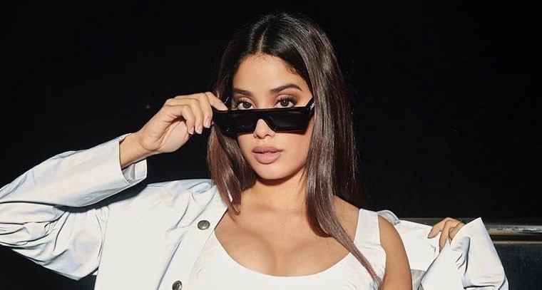 వైట్ డ్రెస్‌ లో జాన్వీ కపూర్ ఫొటోస్ 