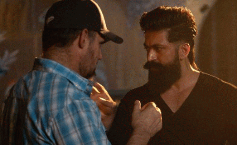 'టాక్సిక్‌' సెట్స్ నుండి వర్కింగ్ స్టిల్స్ రిలీజ్   