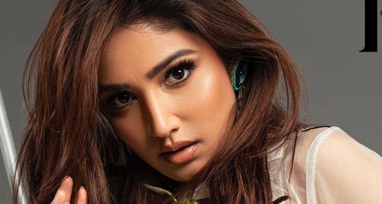 డోనాల్ బిష్త్   సిజ్లింగ్ పోజులు