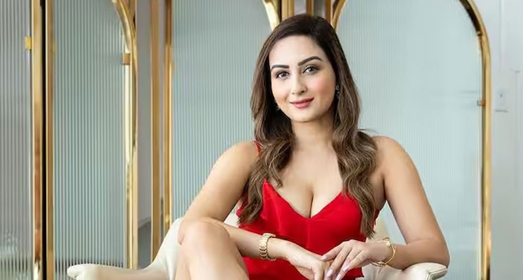 షార్ట్ డ్రెస్ లో జరా యాస్మిన్